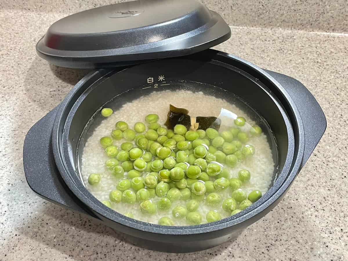 材料を入れて炊くだけ！プチッと甘い「グリーンピースご飯」の作り方
