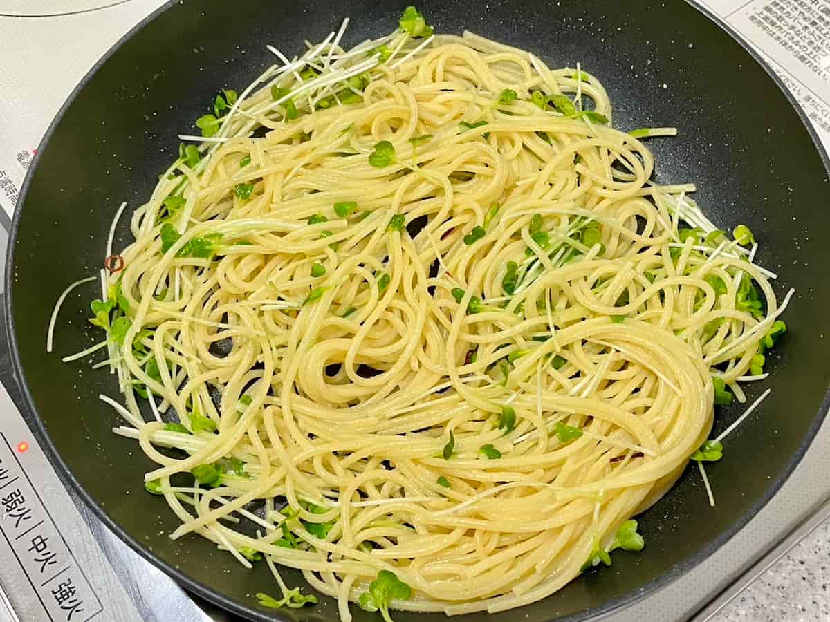 「えっ、かいわれ大根だけ？」意外なのにおどろくほどおいしい！ペペロンチーノレシピ