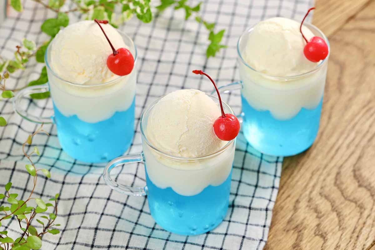 かき氷だけじゃない！ブルーハワイの涼やかおやつ4選