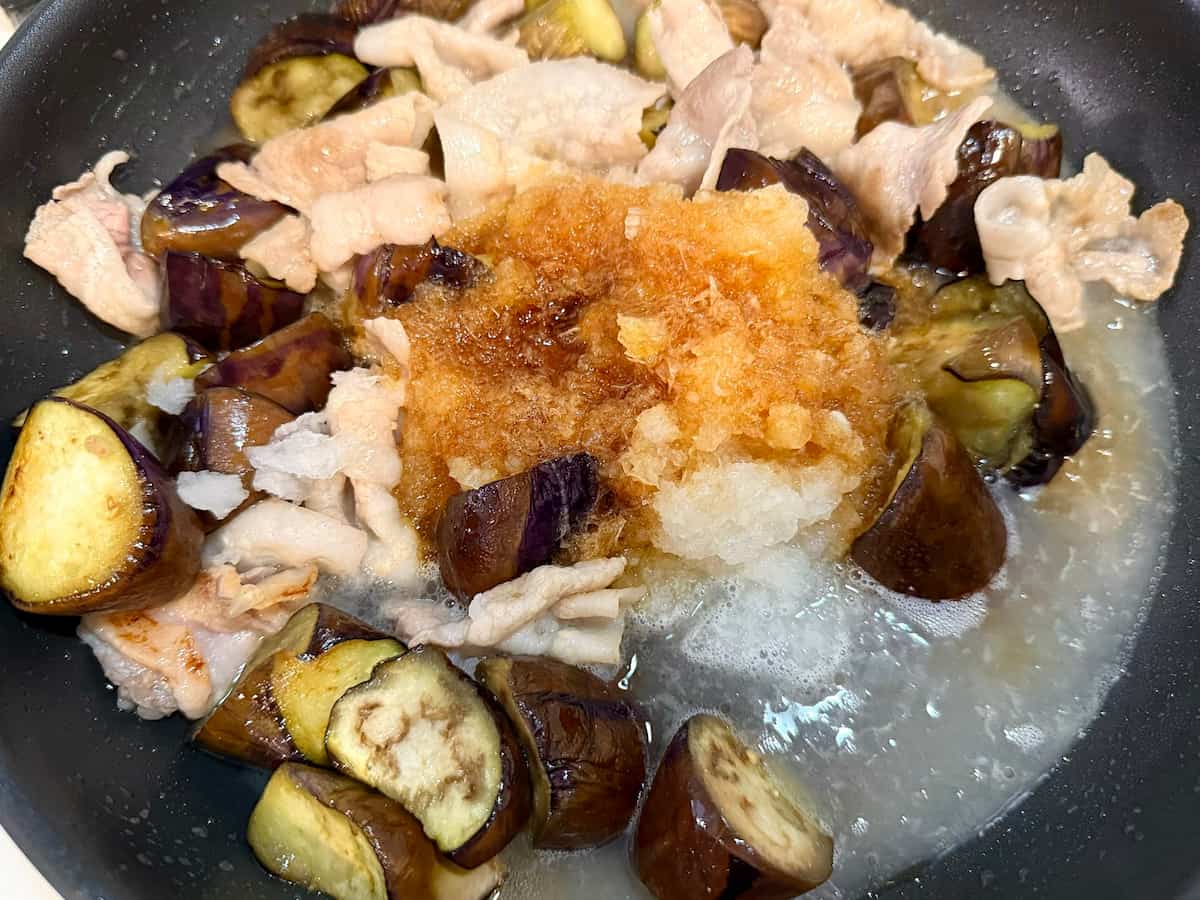 大根おろしとたれを加えて1分煮る