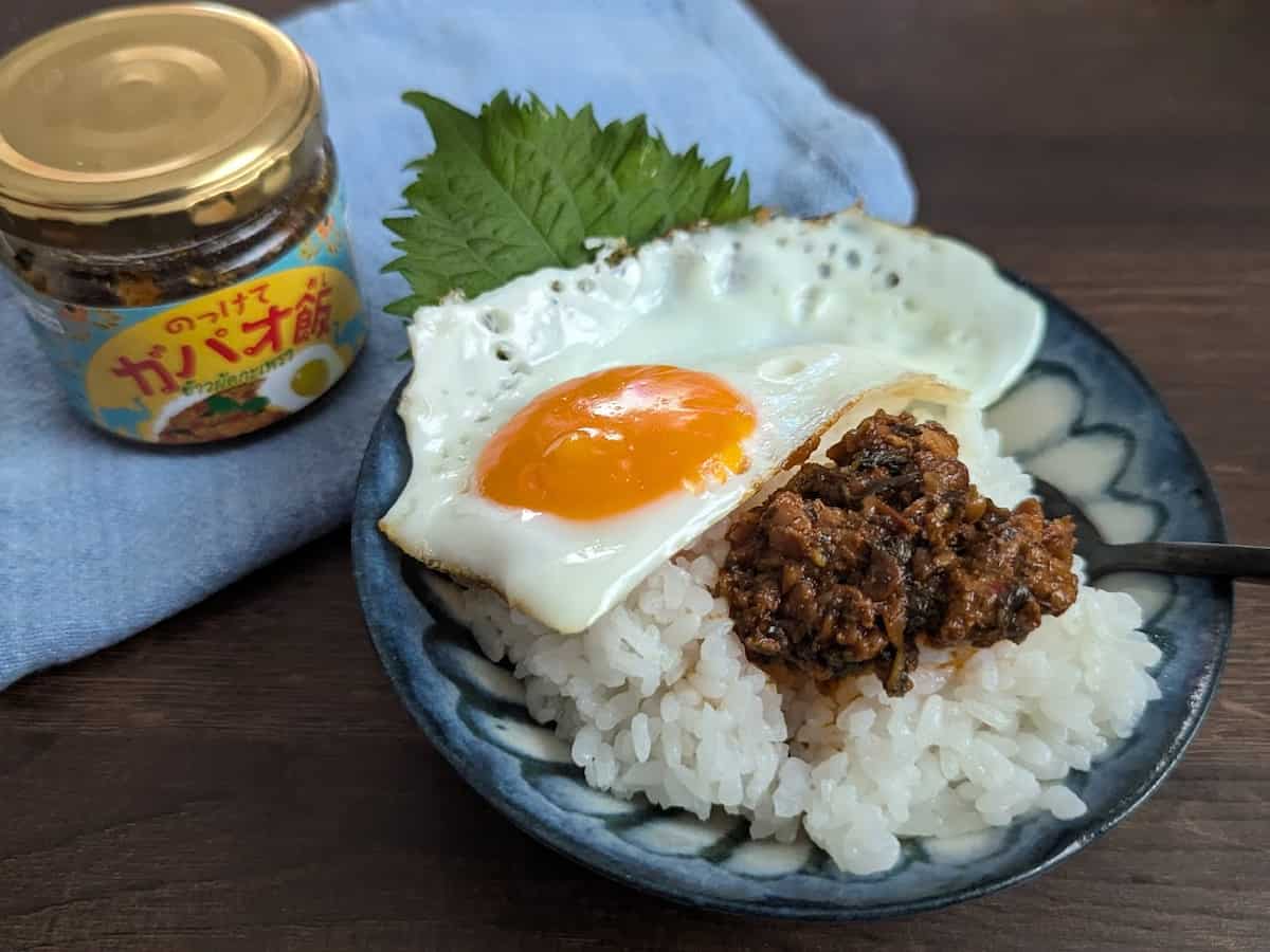 忙しい日にぴったり！カルディ「のっけてガパオ飯」はご飯にのせるだけで一皿完成