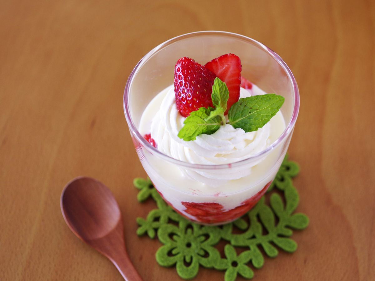 冷凍いちごで簡単！ひんやりおいしい「いちごのクリームチーズグラスケーキ」