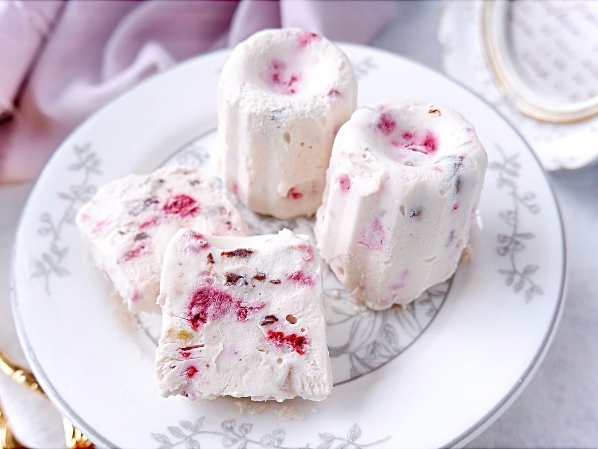 混ぜて冷やすだけ♪簡単おしゃれな「ベリーとチョコのカッサータ」