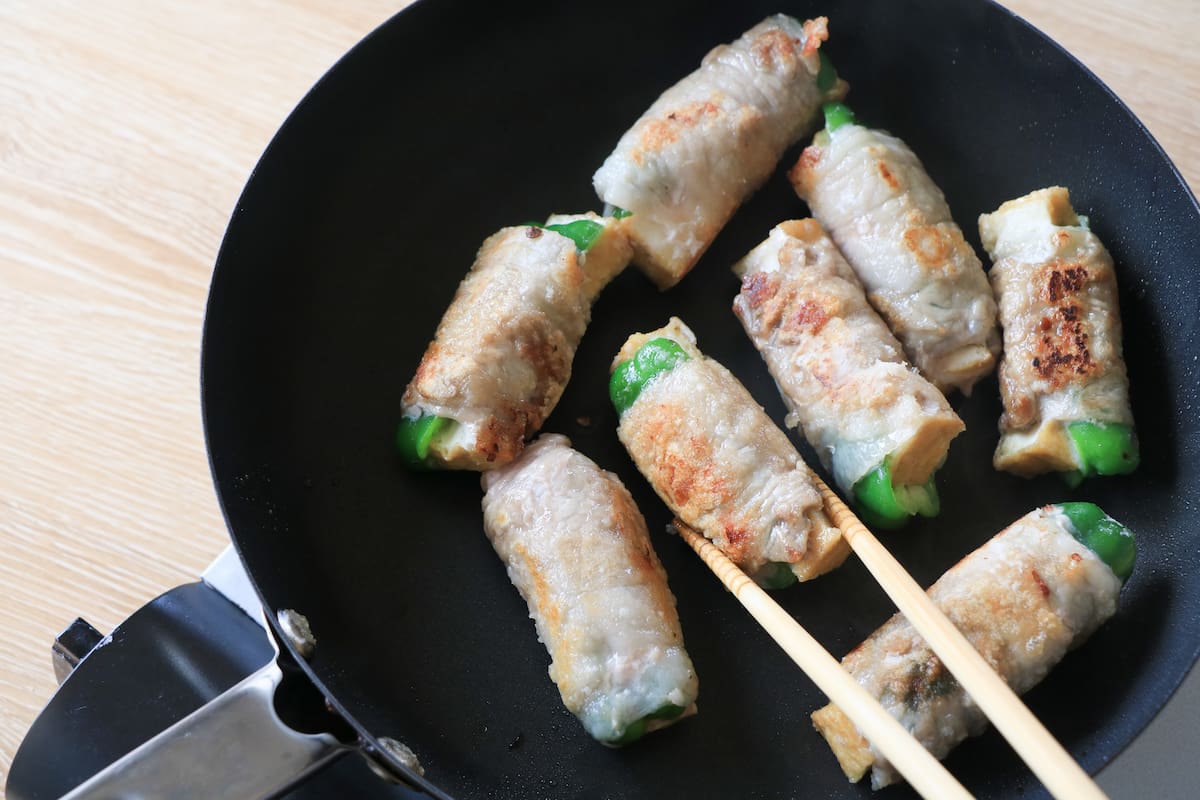 厚揚げの肉巻きピーマン