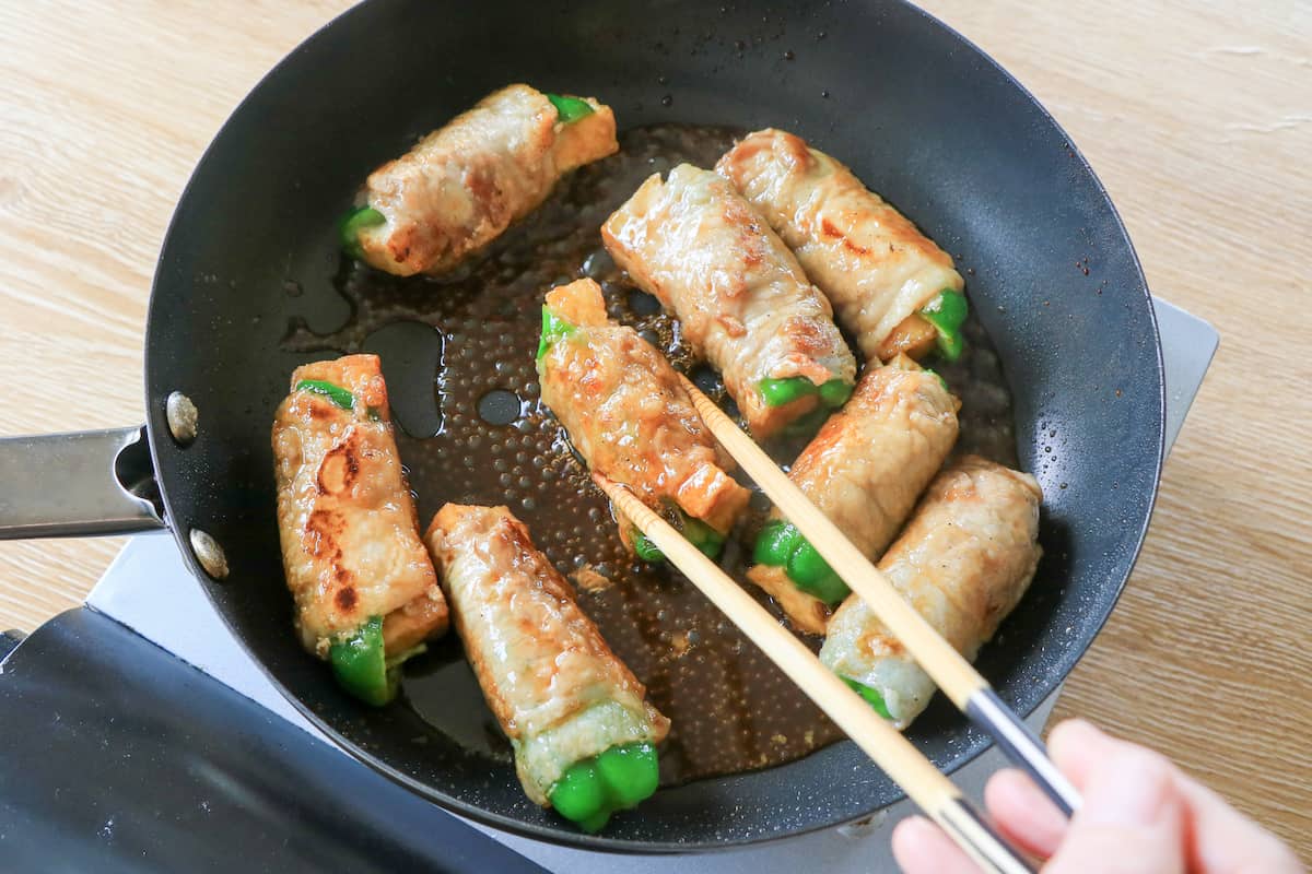 厚揚げの肉巻きピーマン