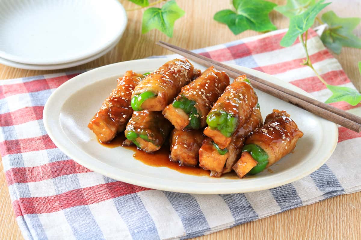 食べごたえあり！甘辛だれがおいしい「厚揚げの肉巻きピーマン」