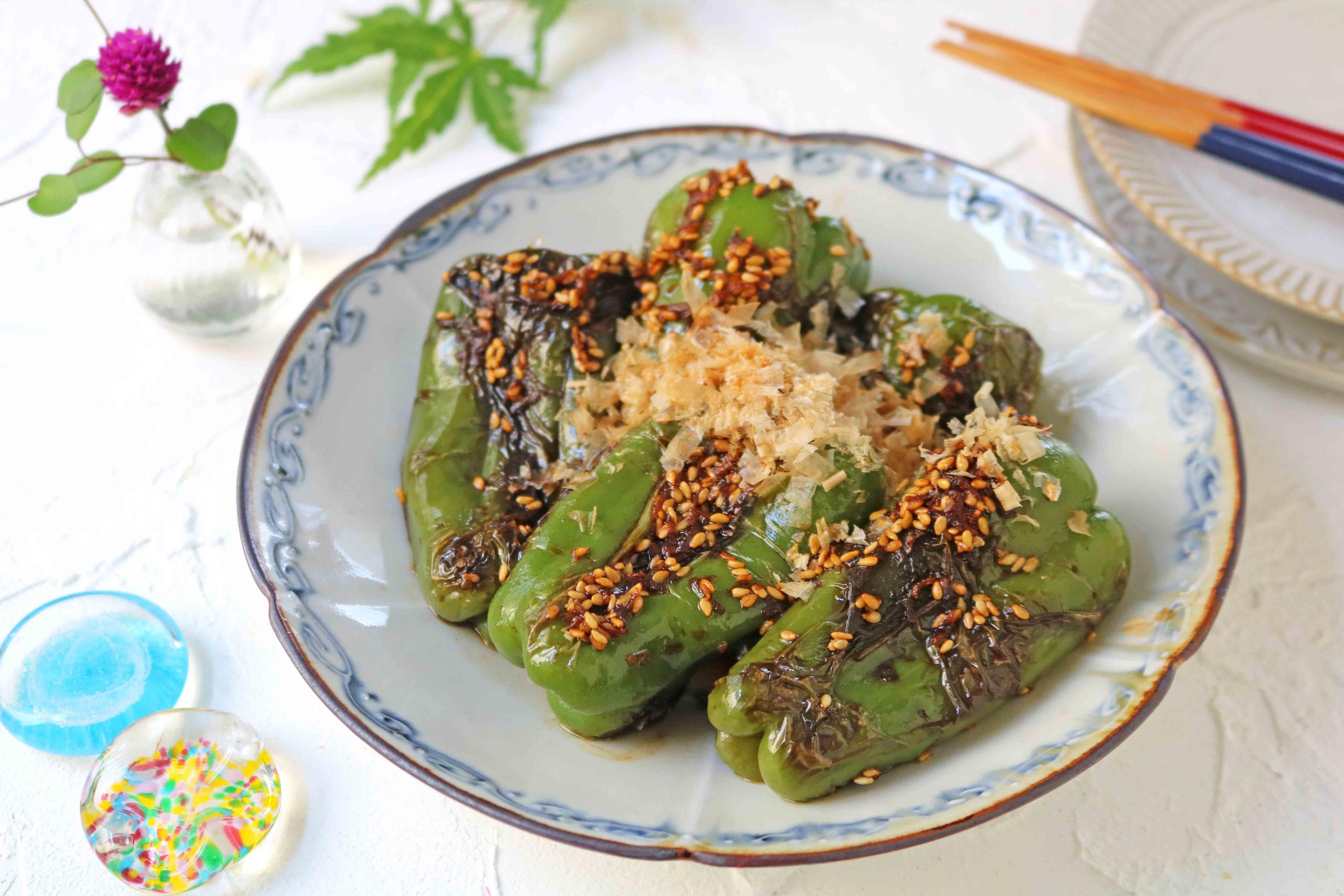 切らずに焼くだけ！ごま油×しょうゆの「まるごとピーマン焼き」