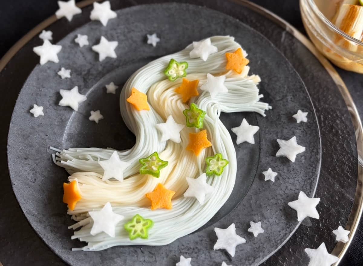 盛り付けで変身♪七夕に作りたい「星降る天の川そうめん」