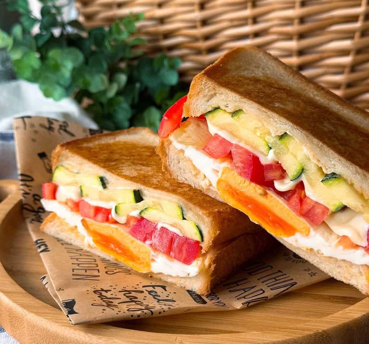 切り込みで断面きれい♪夏野菜のごちそうホットサンドの作り方