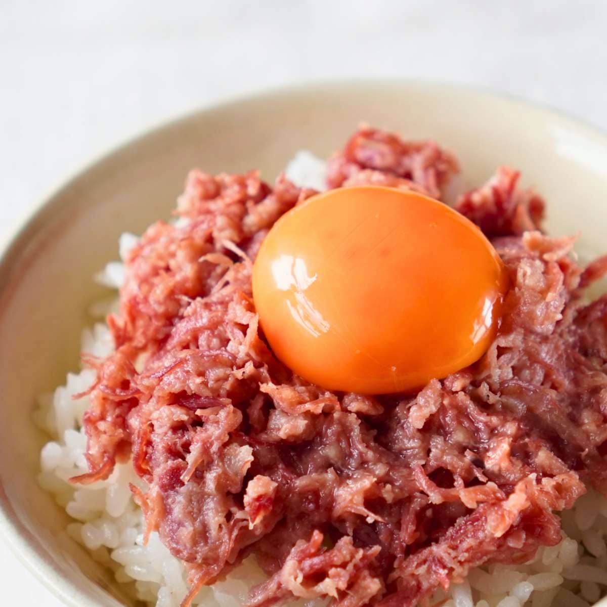 「これ、本当にコンビーフ？」編集部が驚いた！国産牛100％の“とろける旨み”をレビュー