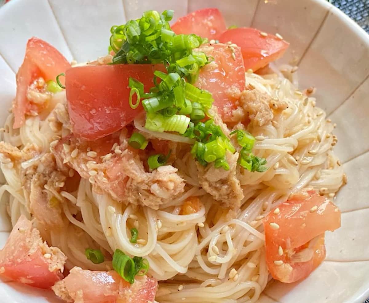 忙しい日に助かる！ゆでて和えるだけの「トマトツナそうめん」