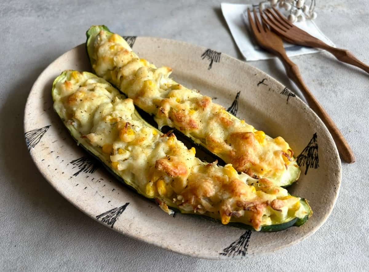 詰めて焼くだけ♪旬をまるごと味わう「ズッキーニボート」