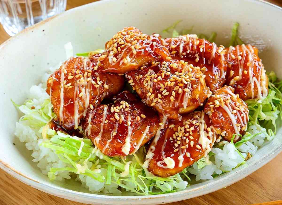 節約にも◎「鶏むね肉」のボリュームどんぶりレシピ