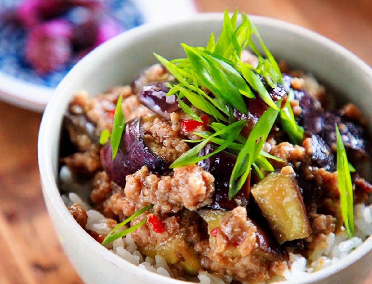 忙しい日のランチに！じゅわっとおいしい「なすののっけご飯」5選